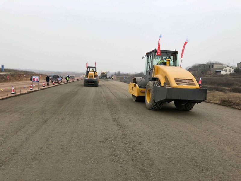 段设计为20cm厚的水泥稳定级配碎石,试验段总长300m,摊铺面积4047㎡